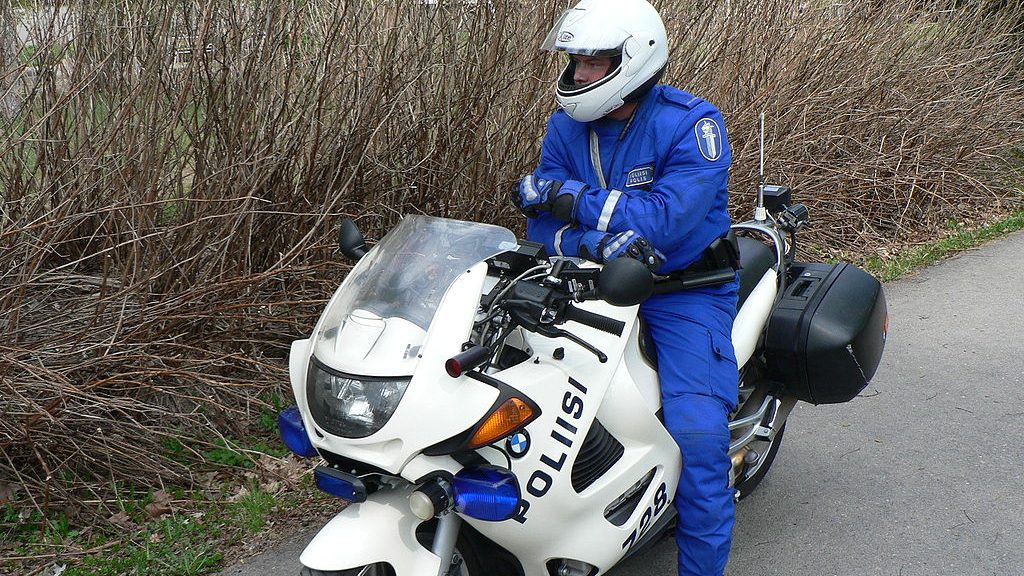 Финский полицейский на мотоцикле
